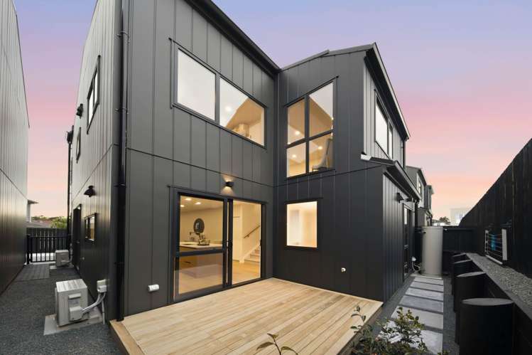 3B & 3C Towra Place Botany Downs_18