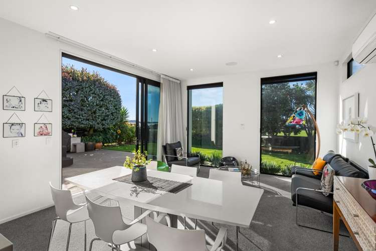 25 Main Road Redcliffs_11