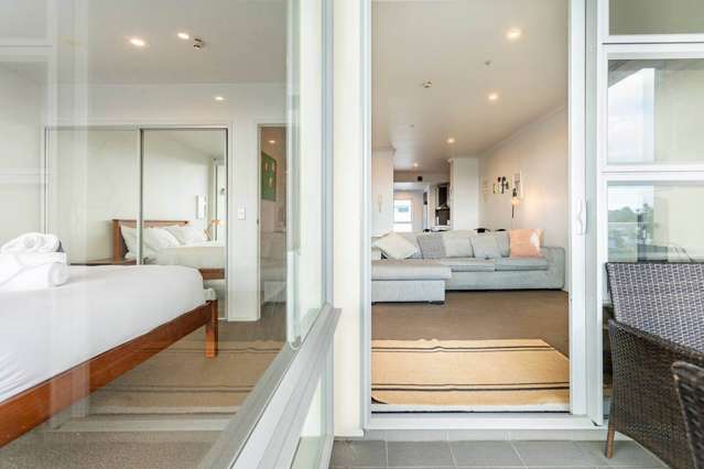 Fully furnished, 2 Car parks, Water is included