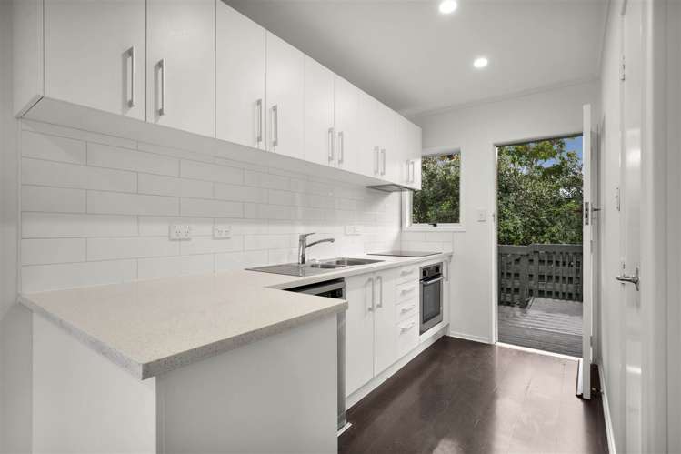 2/11a Bayside Avenue Te Atatu Peninsula_4