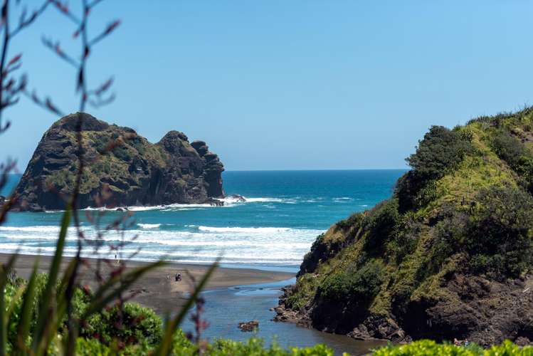 20 Garden Road Piha_16