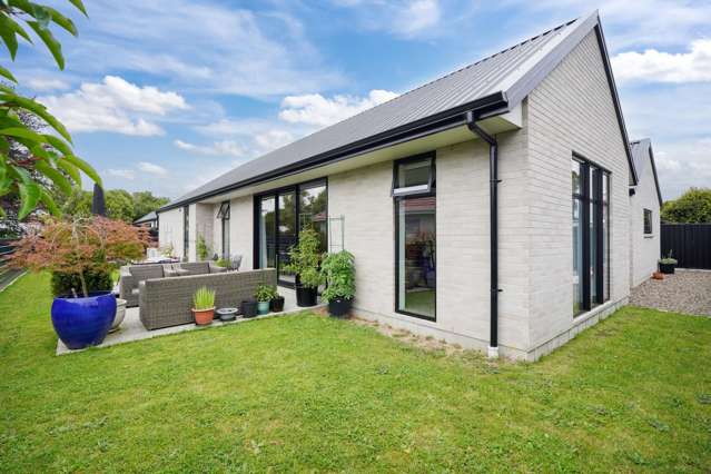 MODERN 3- BEDROOM TOWNHOUSE