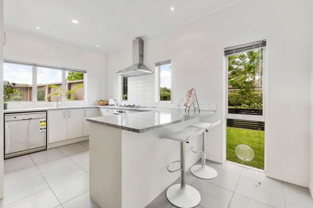 1/10 Salford Crescent Flat Bush_3