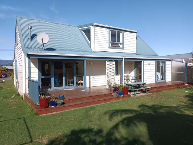 Coastal Living Bathed in Sunshine