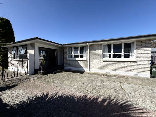 Charming 3-Bedroom Home with Spacious Backyard!