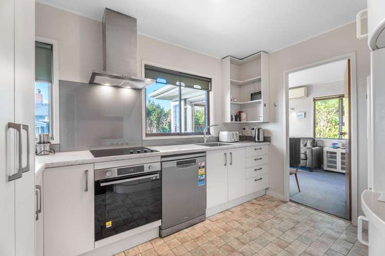 42 Woodward Avenue Mangere Bridge_16