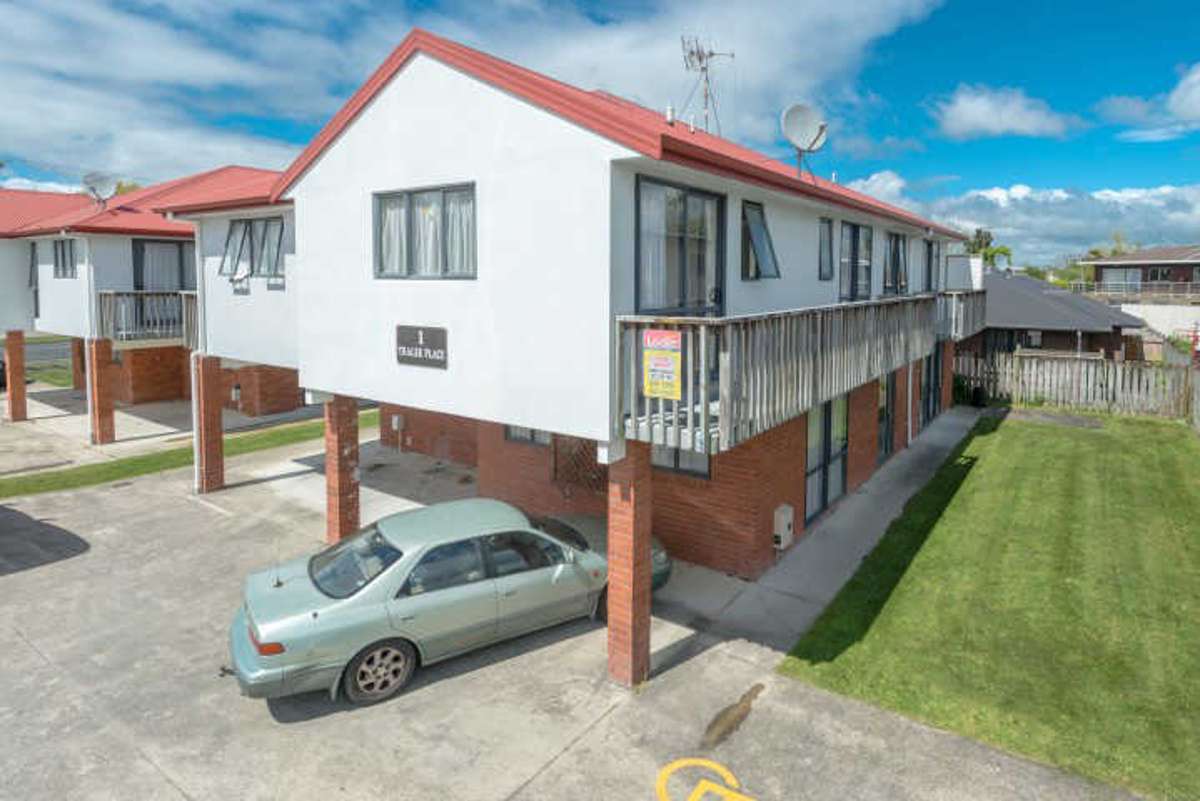 Sunny Upstairs Studio Unit with a Balcony 2