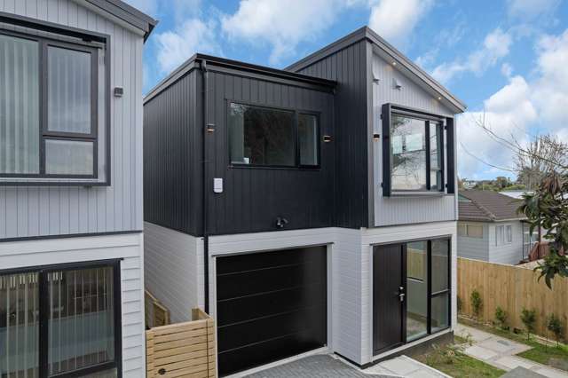 Modern, Easy-Care Living by the Coast!