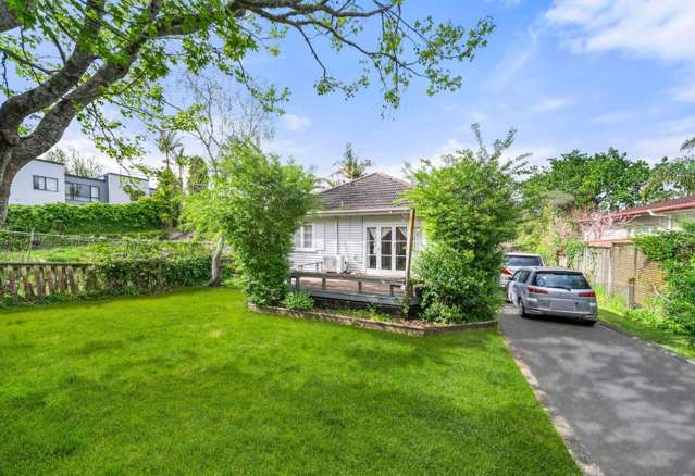 Sunny 3-Bedroom Family Home with Large Yard In Avondale