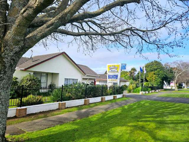 Busy 17 Unit Auckland Motel - Great Location