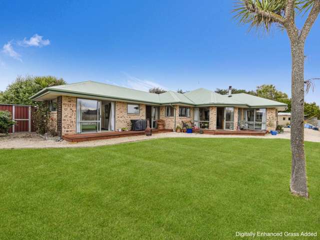 Coastal Retreat in Waikuku Beach!