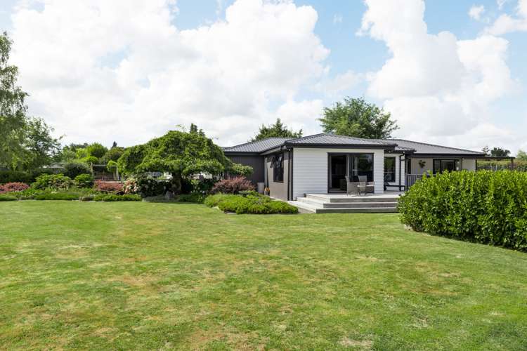 9 Shadbolt Drive Leamington_24