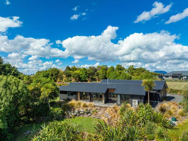 Modern masterpiece - breathtaking Lake Taupo views