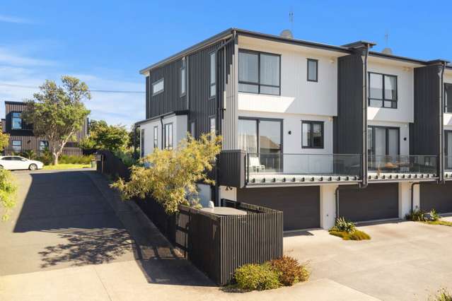 MODERN WITH VIEWS AND DOUBLE GARAGE TOO