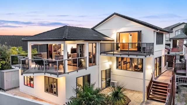 Panoramic city views & versatile family living