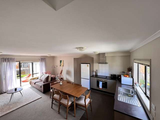 Stylish Townhouse in Te Atatu South