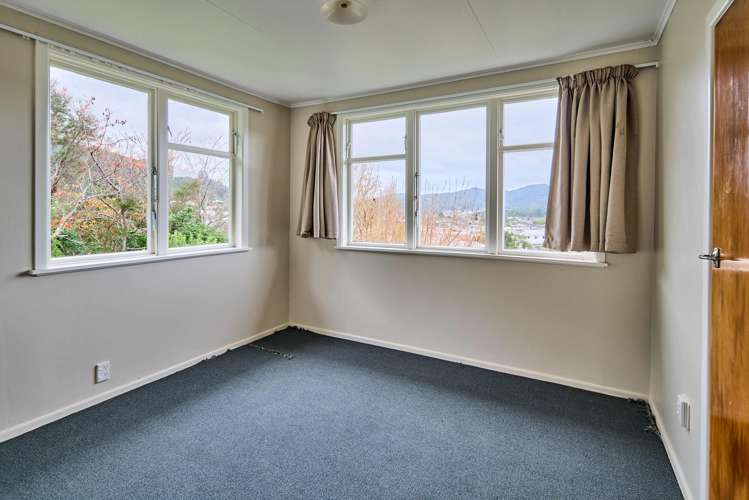 27 Pencarrow Crescent Wainuiomata_6
