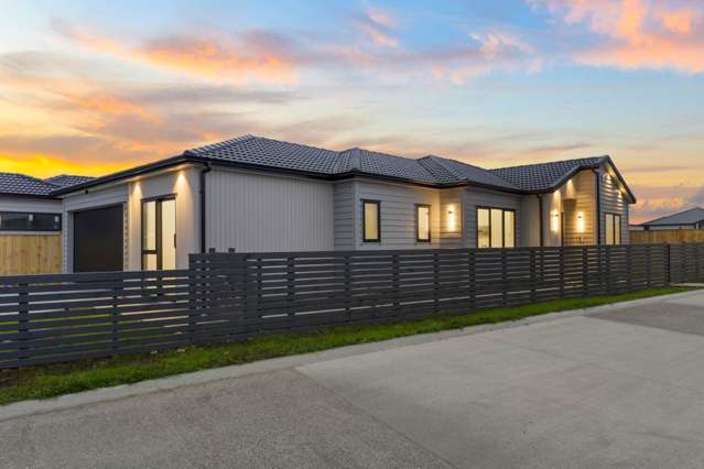 Sunny Corner Home, Dual Kitchens & Reserve View