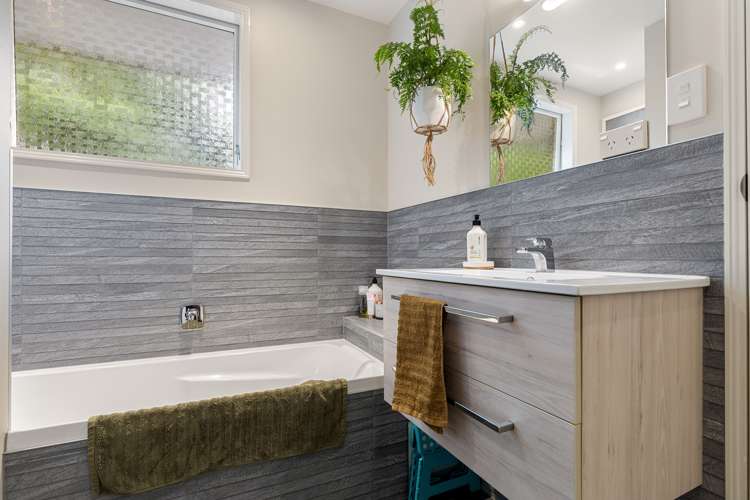 2/5 Esher Place Saint Martins_20