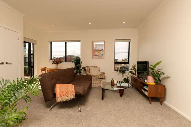 2 bedroom apartment with parking