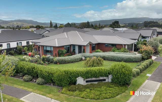 Quality Home With Lots Of Extras!!!