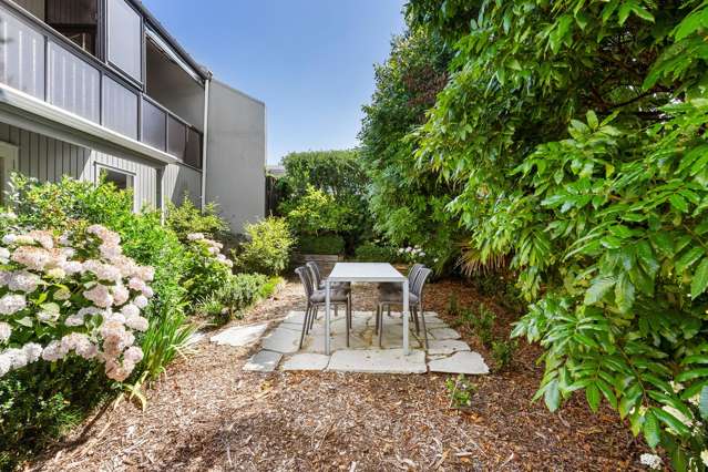 COASTAL WEATHERBOARD LOCK UP AND LEAVE