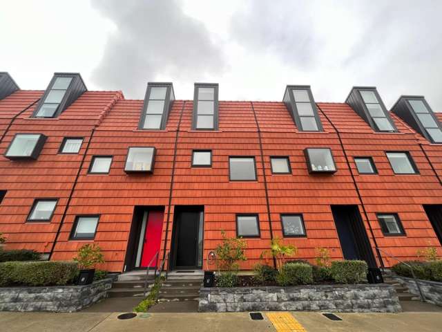 Spacious Three Bedroom House in Heart Of Manukau!