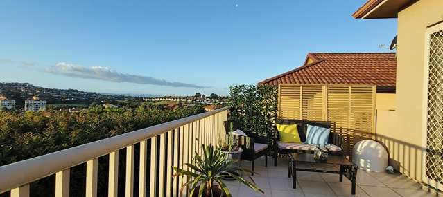 Sunny 3-Bedroom Home with Urban Views - Gulf Harbour