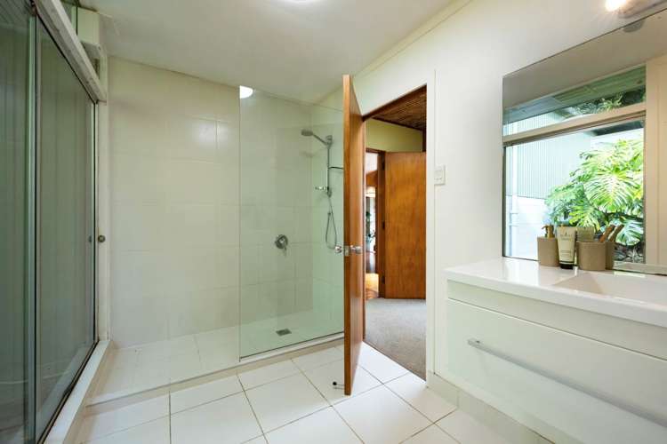 900 West Coast Road Waiatarua_19