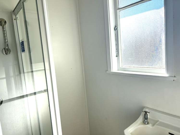 301 High Street South Carterton_8