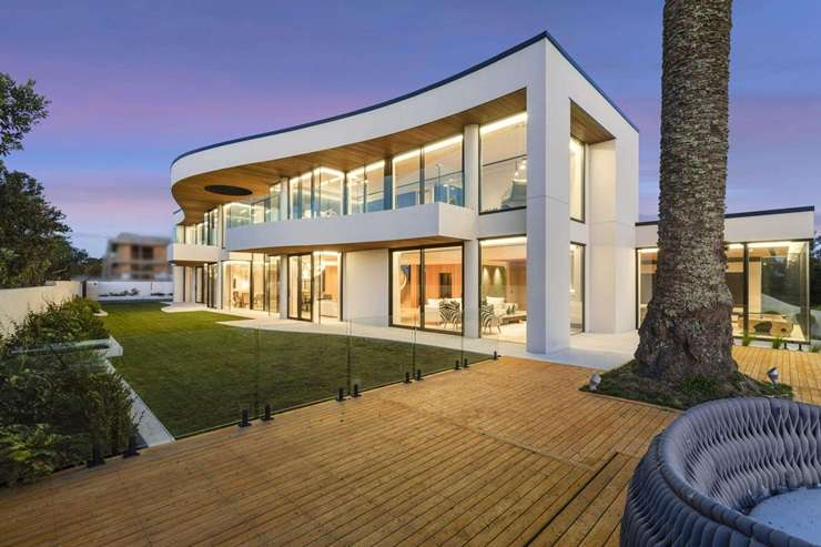 Jason Statham and his partner Rosie Huntington Whiteley. They rented one of this year's most expensive homes while Statham was filming in Auckland. Artwork / Beth Walsh