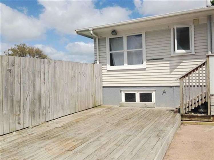 1/27 Castaing Crescent Te Atatu South_2