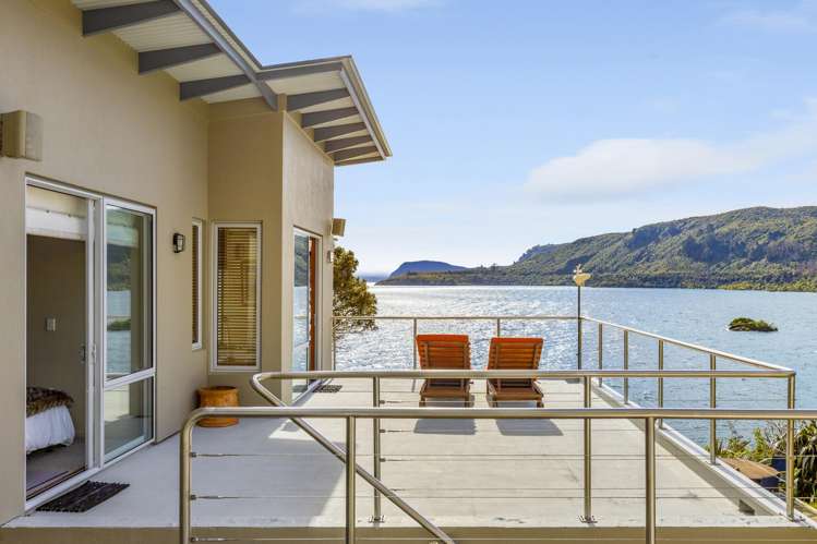26 Whakamoenga Point Acacia Bay_16