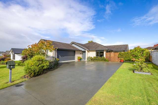 Executive Elegance in Prestigious Northwood Close!