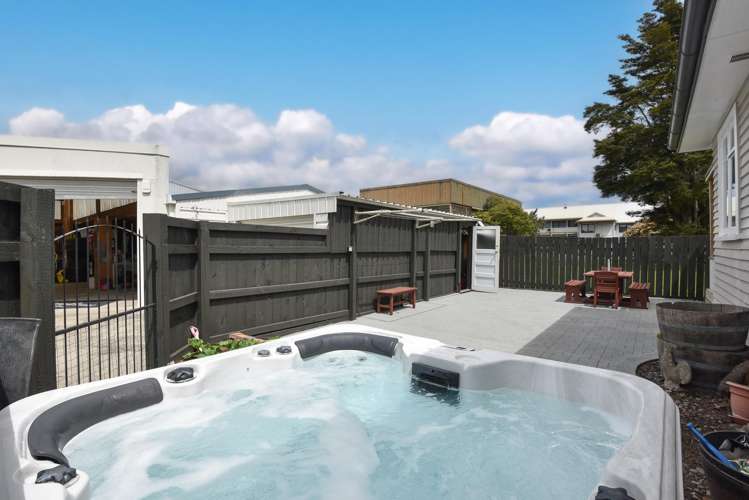 11 Russell Road Fairy Springs_14