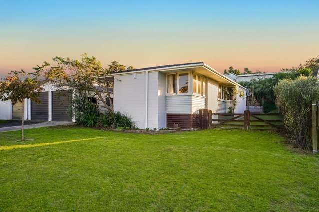 1960's Freehold Cul de Sac Gem with Garage