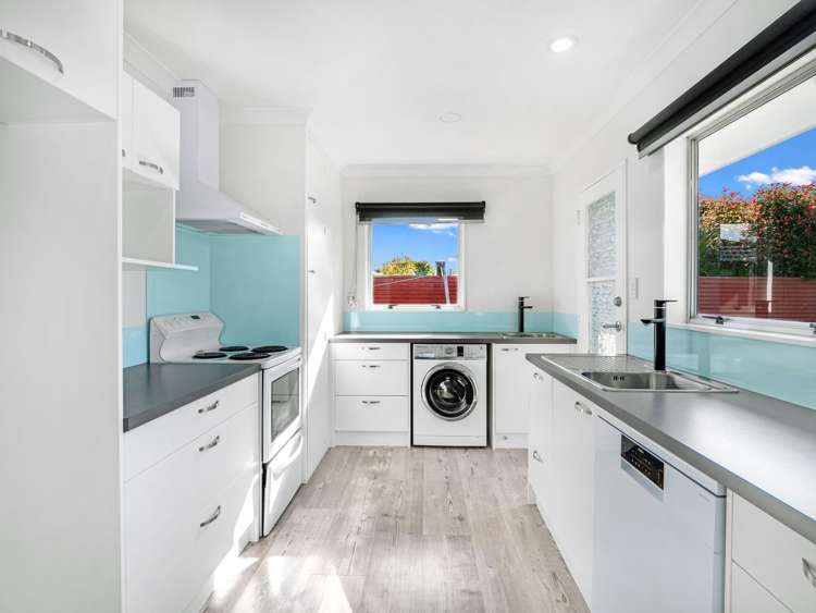 10 Hollows Crescent Takaro_11