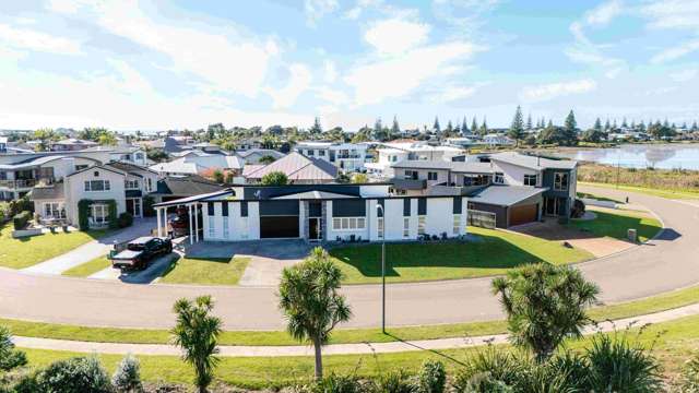 Sophicticated single level harbourside residence!