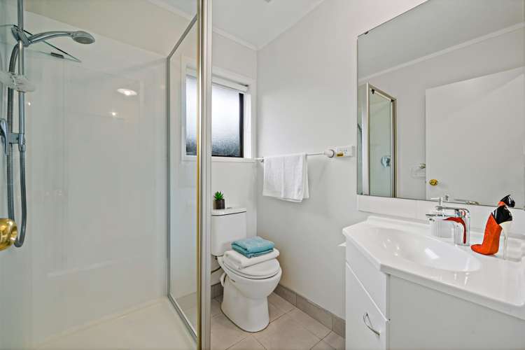 34 Pinewood Grove Botany Downs_13