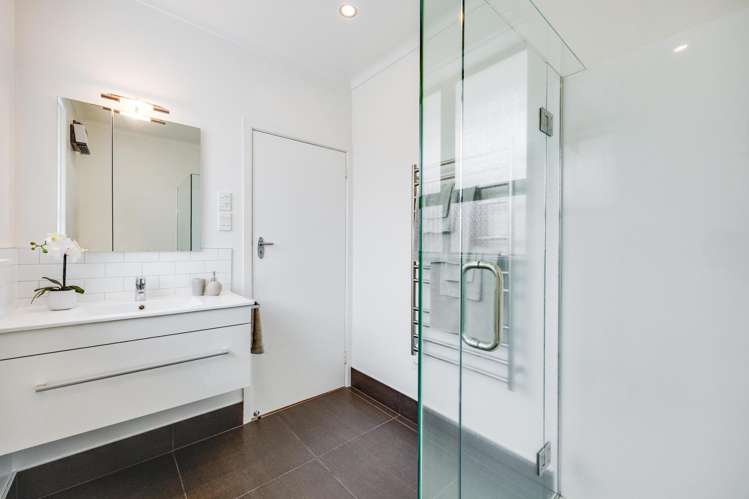 65 Kiwi Esplanade Mangere Bridge_14