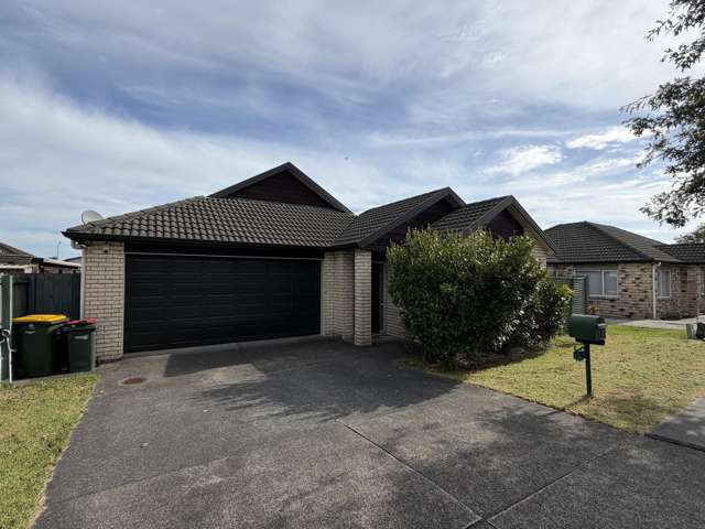 Modern 3-Bedroom Home with Easy-Care Backyard