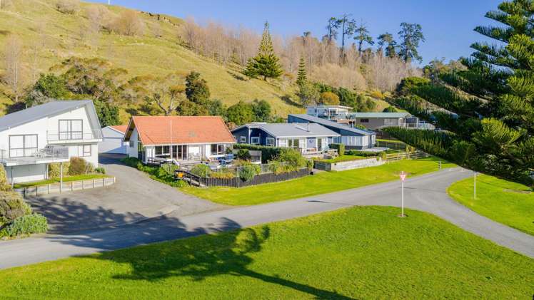 3432 Pourerere Beach Road_0