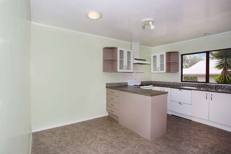 2/60 Beach Road Pahurehure_5