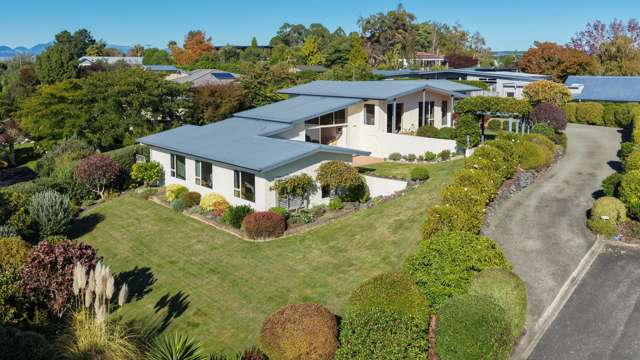 Elevated Modern Family Living In Mapua Village