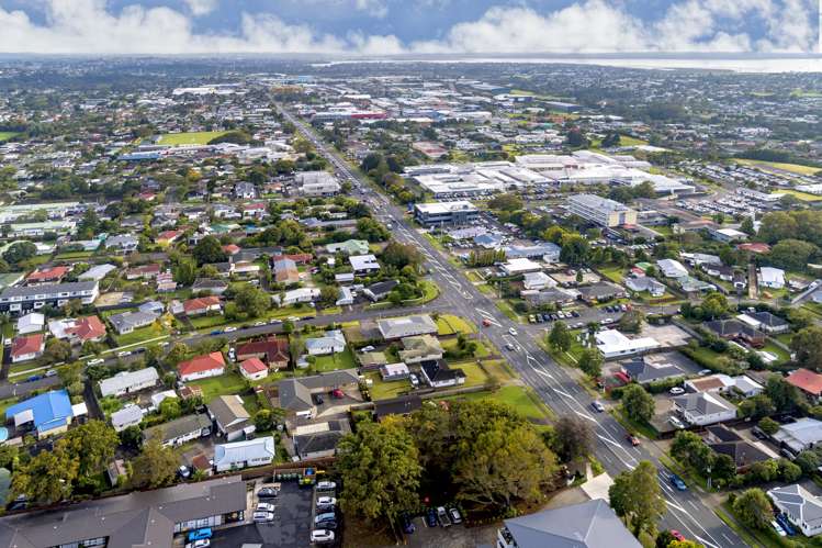 1 Te Kanawa Crescent and 30 and 32 Lincoln Road Henderson North_6