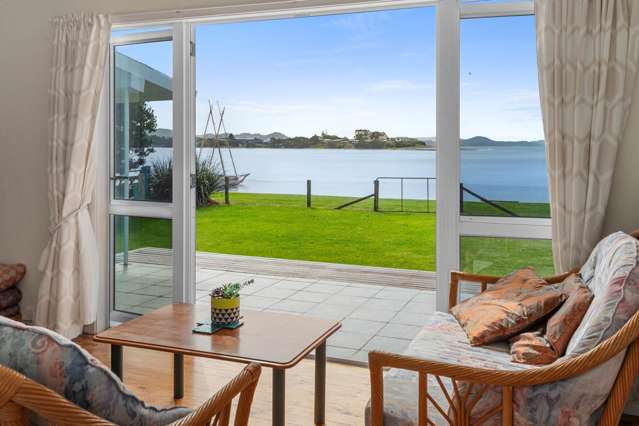 Classic Kiwiana Waterfront Retreat