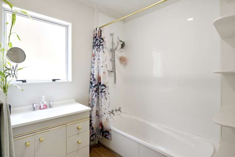 2/413a Suffolk Road Stoke_12