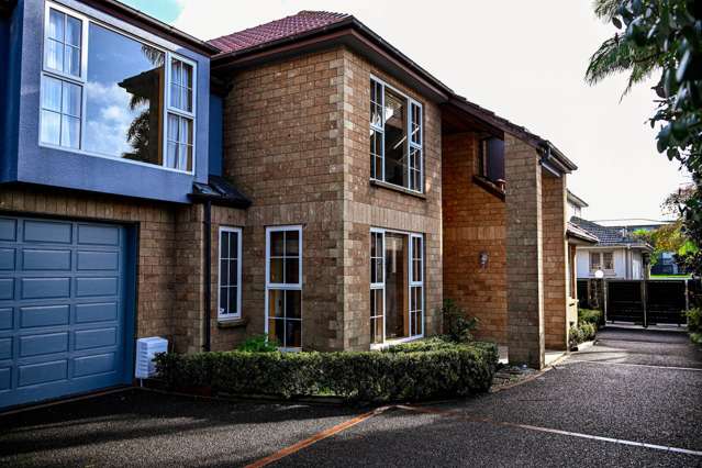 Double Grammar Zone 4 Bedrooms Family Home