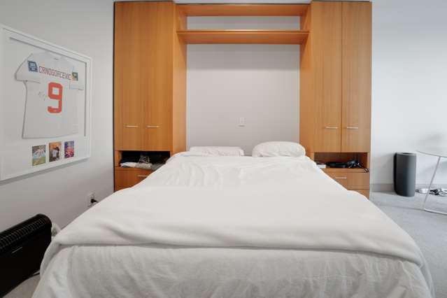Viaduct Studio - investment or city pad!