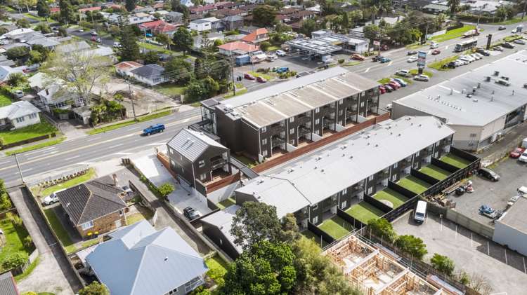 2f/4045 Great North Road Glen Eden_10